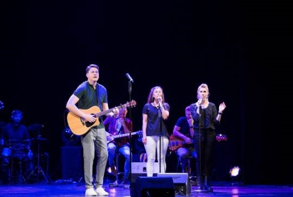 0001_0002_muzikine-programa_1653474527_1658916434-854043f18e2c72fb7b81120a7dcc3ac6.jpg