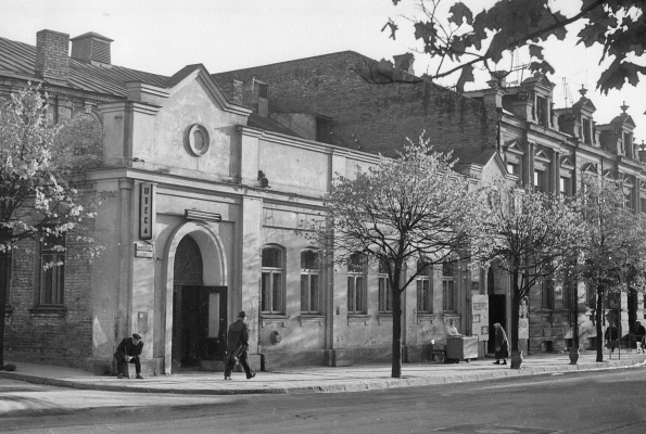 0001_1-siauliu-miesto-centras-kino-teatras-sviesa-1946-m-vasara-siame-pastate-pradejo-veikti-siauliu-miesto-kulturos-namai-xx-a-6-7-des-is-algirdo-musneckio-archyvo_1595487005-f0365292ec0b112702fda58bbbfe1b35.jpg