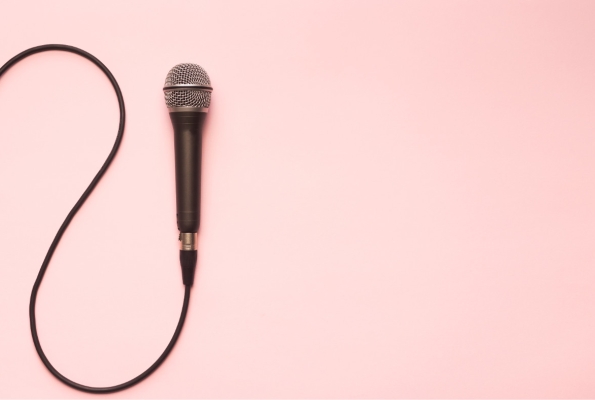 0001_black-silver-microphone-pink-background_1664355085-25228a08edbda98ed1d495a38d4cac21.jpg