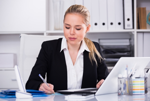 0001_businesswoman-using-laptop-m_1759468462-a6af5674d27609672ec25dd4adb35e2a.jpg