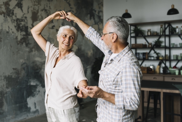 0001_happy-senior-couple-dancing-home_23-2147901298_1568029245-b6b5d314cec679a8b306463c9d6743be.jpg