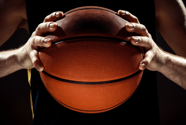 0001_silhouette-view-basketball-player-holding-basket-ball-black-wall_1662789580-2e1fe231cfea29170df61a5e80d86790.jpg