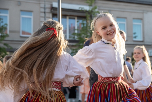 0002_folksokiai-rolando-parafinaviciaus-nuotr_1778483238-dd9567feb9e6ede8fa8130c8e2cbbdf0.jpg