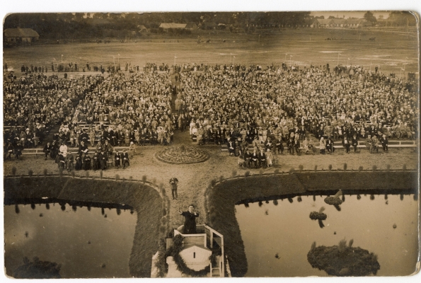 0004_i-visos-lietuvos-dainu-svente-kaune-diriguoja-stasys-simkus-fot-nezinomas-1924-p-kaminsko-archyvas_1716810225-4fbe2485feab57a999fa03bb648361f4.jpg