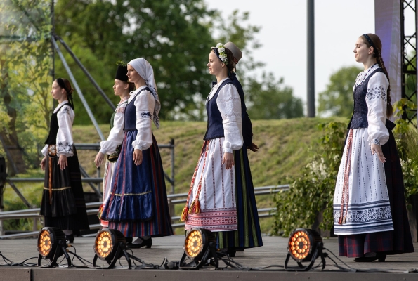 0004_ruta-zalioji-tautiniai-kostiumai-rolando-parafinaviciaus-nuotr-min_1748840819-62219c2592154a125ee1750b6e71d03c.jpg