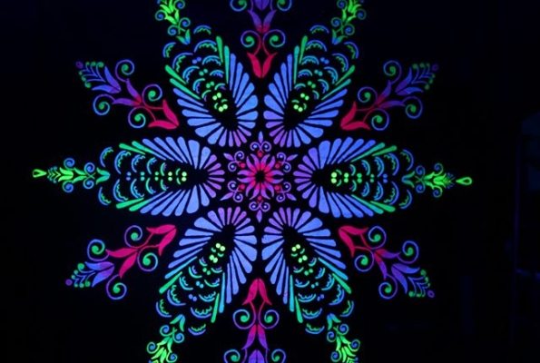 0007_sviesu-unikaliu-ranku-darbo-uv-dekoraciju-menine-ekspozicija-1_1599472043-9f2b9ce4bb884d8b665a4c5f68fbbe0a.jpg